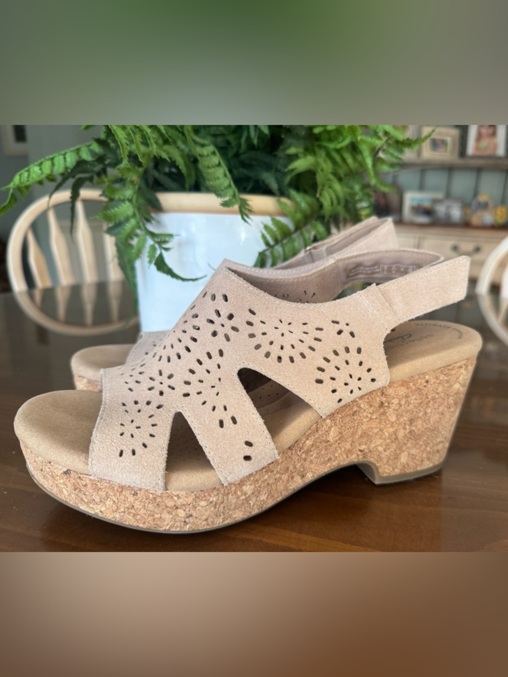Women’s Clark’s Wedge Heel Platform Sandal Taupe Tan Suede Size 9.5
